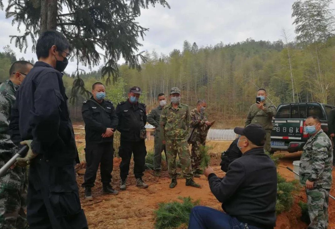 青山掛白我復(fù)綠 防疫復(fù)工添色彩 ——資源保護部義務(wù)突擊隊工作紀實 青山掛白我復(fù)綠 防疫復(fù)工添色彩 ——資源保護部義務(wù)突擊隊工作紀實