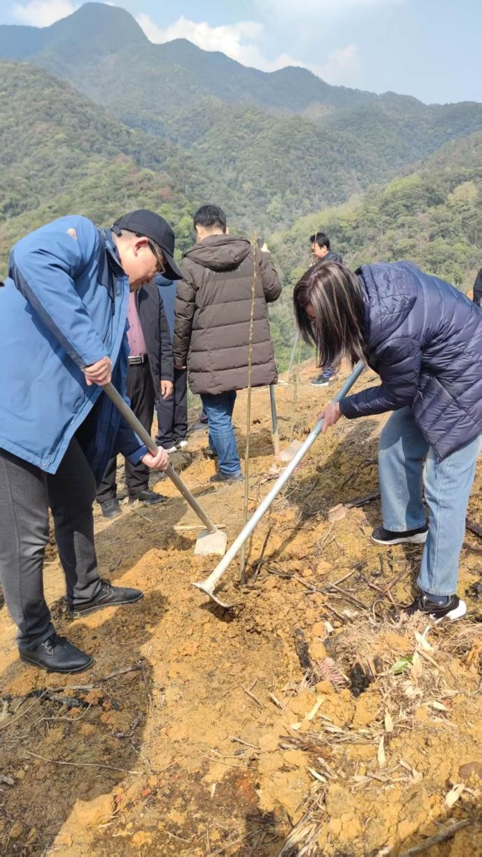 碳惠山海·杏好有你——“碳惠錦旗”醫(yī)患共植“滬明杏林”活動(dòng) 碳惠山海·杏好有你——“碳惠錦旗”醫(yī)患共植“滬明杏林”活動(dòng)